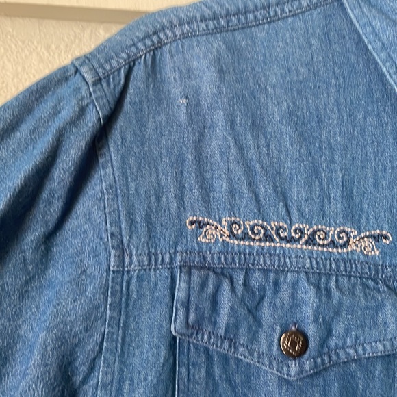 Vintage women’s Wrangler denim short sleeve button blouse with cut out back - Picture 5 of 7